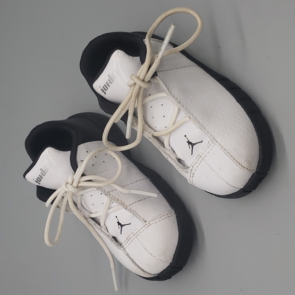 Nike Boys Air Jordan TE 2 Low White Black Basketball Shoes Size 5C - Picture 2 of 6